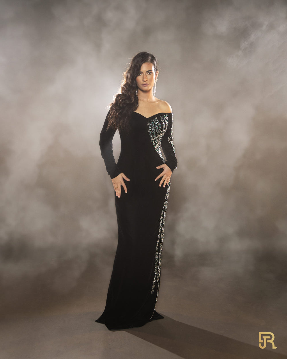 فستان أسود مع تطريز