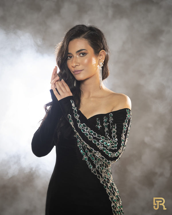 فستان أسود مع تطريز