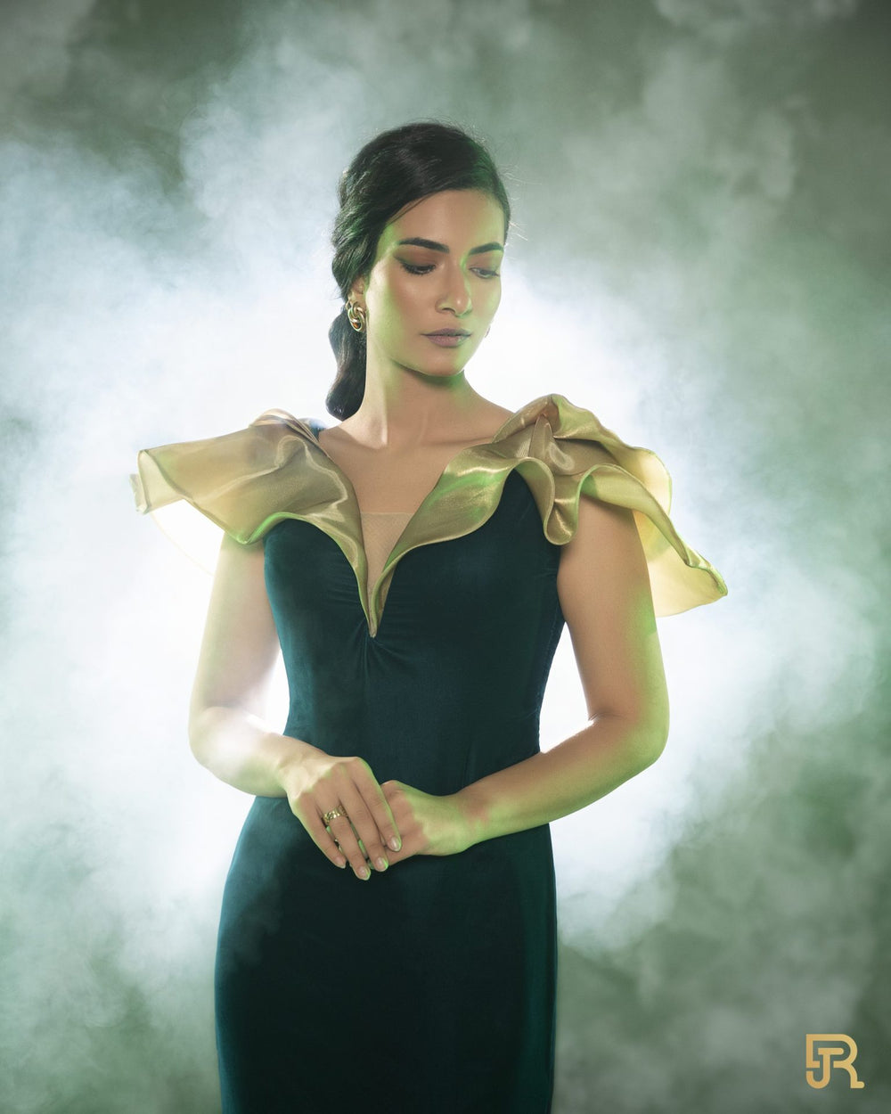 فستان أسود برقبة ذهبية على شكل حرف V