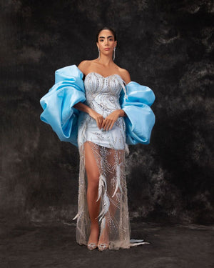 فستان قصير مطرز باللون الأزرق الفاتح بأكمام من التفتا الزرقاء