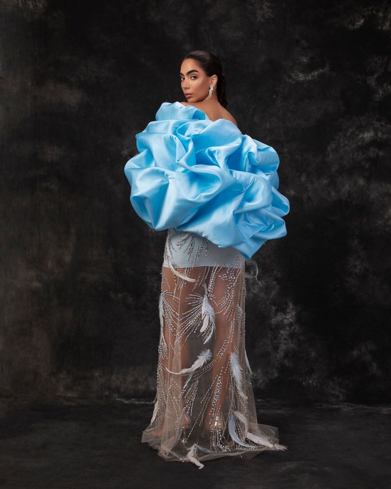 فستان قصير مطرز باللون الأزرق الفاتح بأكمام من التفتا الزرقاء