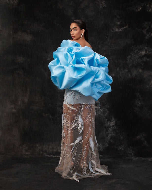 فستان قصير مطرز باللون الأزرق الفاتح بأكمام من التفتا الزرقاء