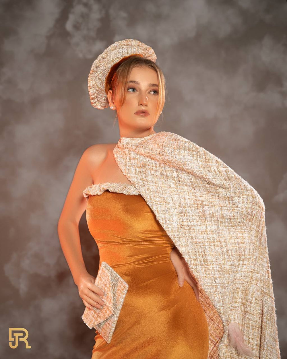 فستان داخلي مخملي مع غطاء من التويد