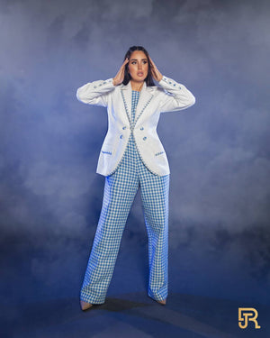 جمبسوت مع سترة تويد بيضاء