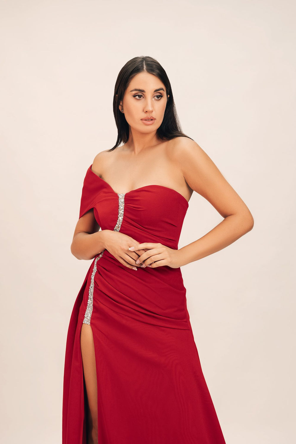 فستان أحمر مكشوف الكتفين بفتحة عالية