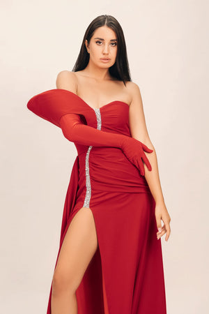 فستان أحمر مكشوف الكتفين بفتحة عالية