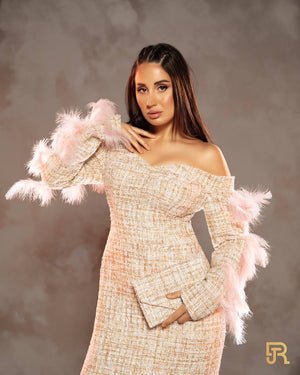 فستان من التويد باللون الوردي