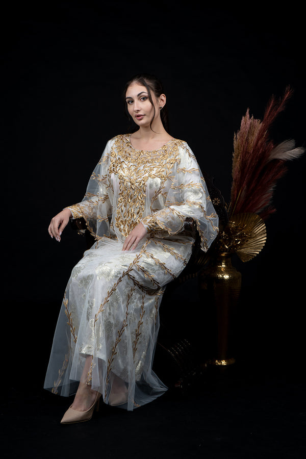 جلابية بيضاء مطرزة بالذهب