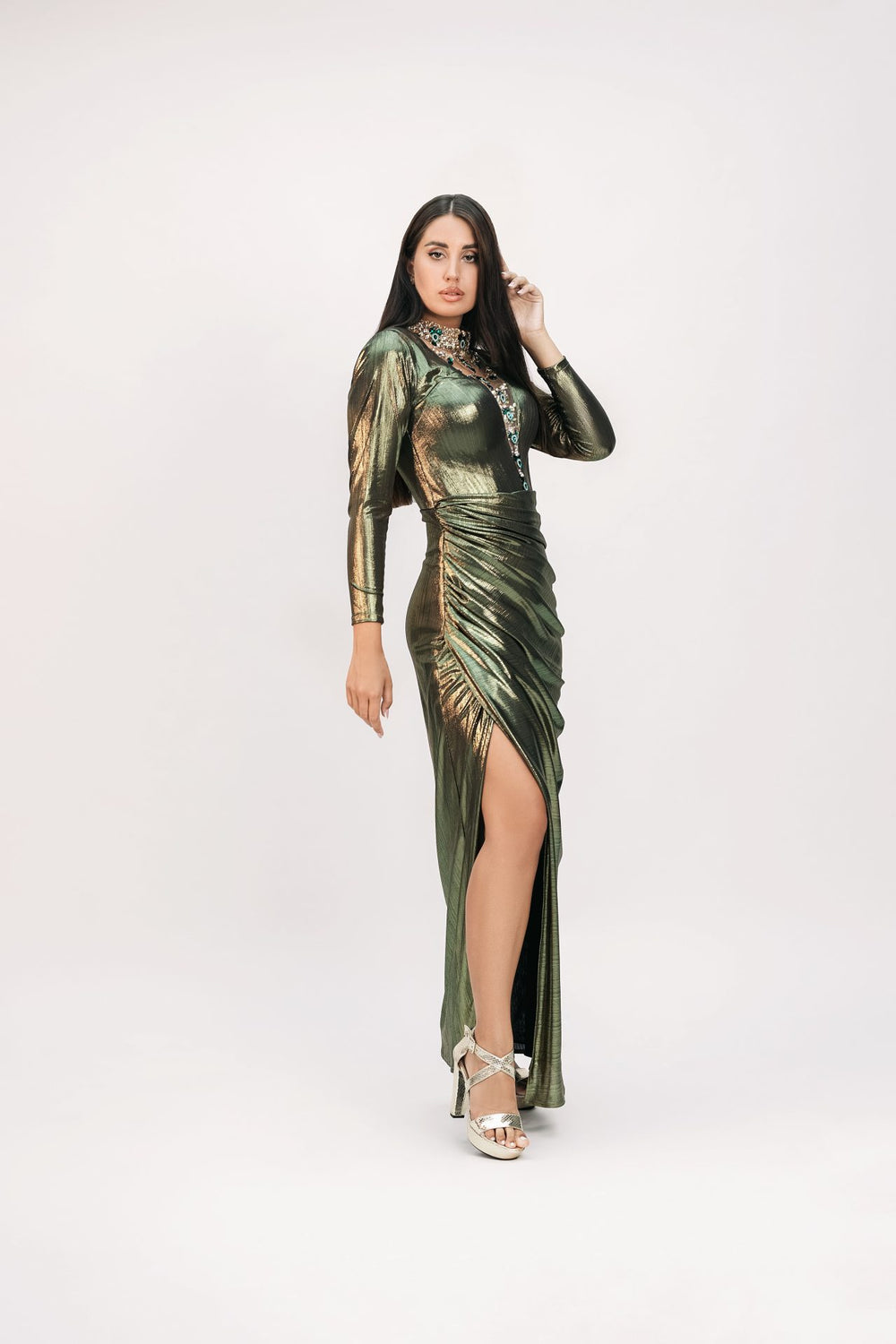 رقبة على شكل حرف V مطرزة يدويًا