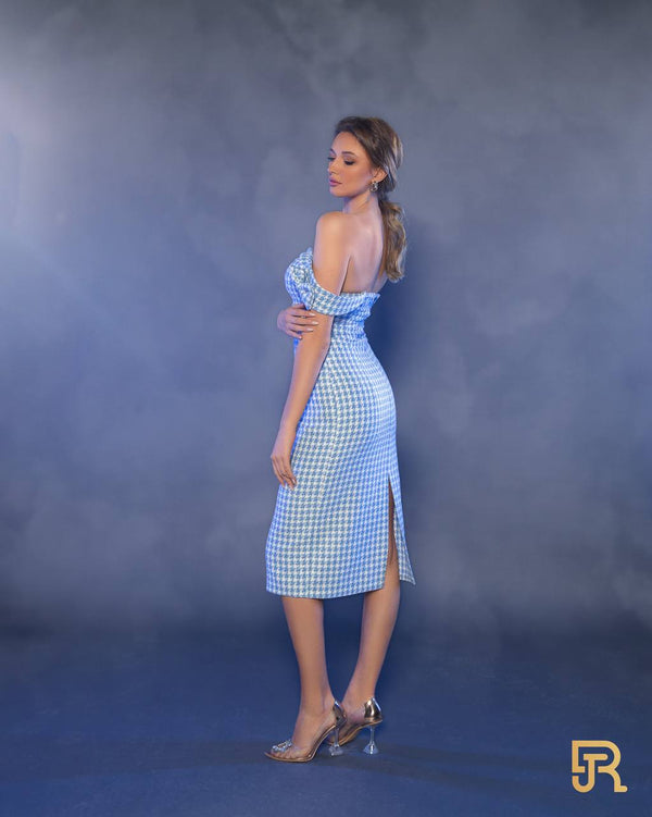 فستان أزرق من قماش التويد مكشوف الكتفين