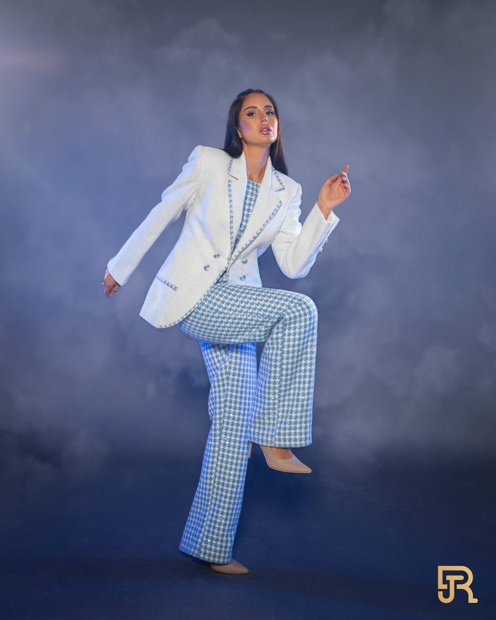 جمبسوت مع سترة تويد بيضاء