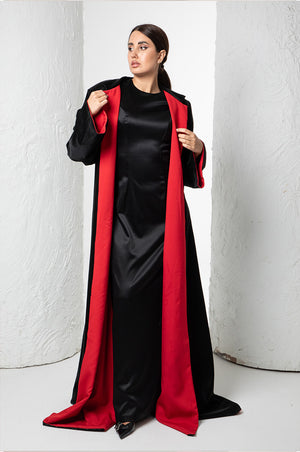 عباية سوداء بخطوط حمراء
