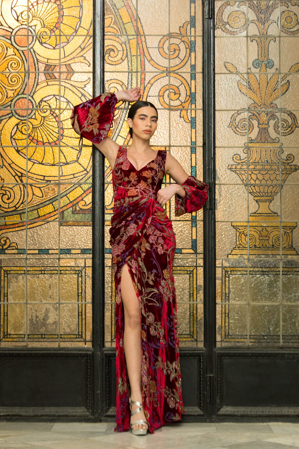 فستان سهرة أحمر مطرز بفتحة عالية