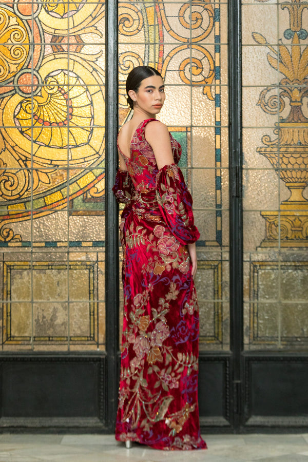 فستان سهرة أحمر مطرز بفتحة عالية