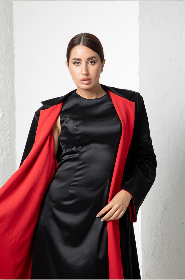 عباية سوداء بخطوط حمراء