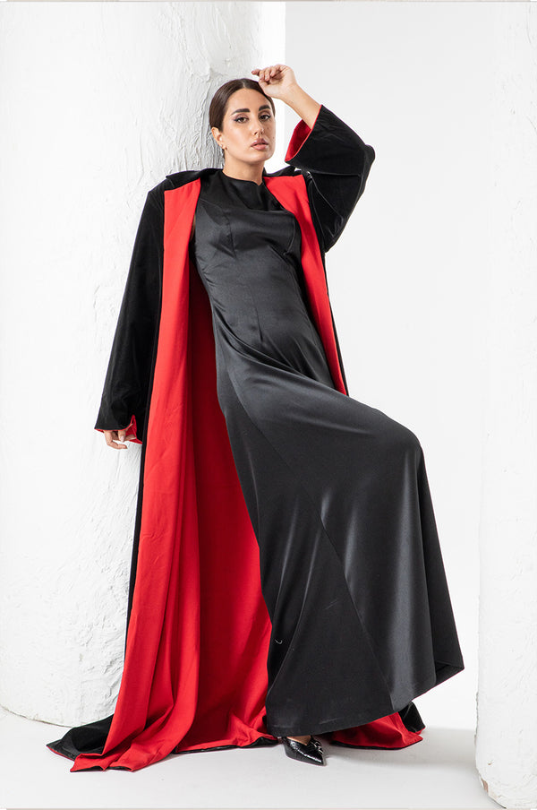 عباية سوداء بخطوط حمراء