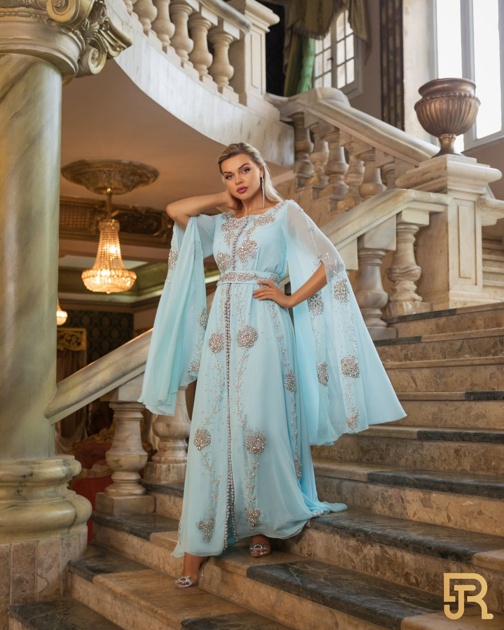 قفطان شيفون مطرز باللون الأزرق الفاتح