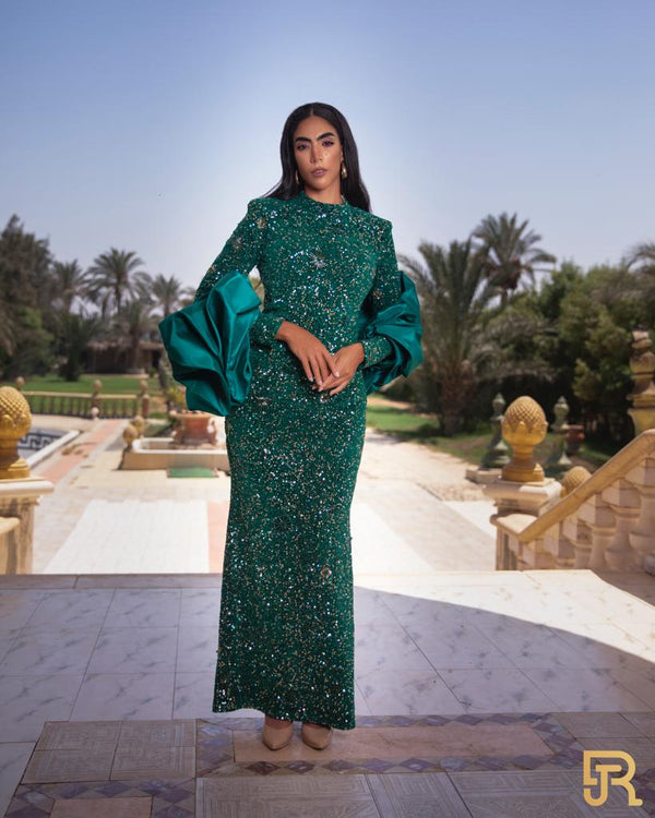 فستان سهرة طويل باللون الأخضر