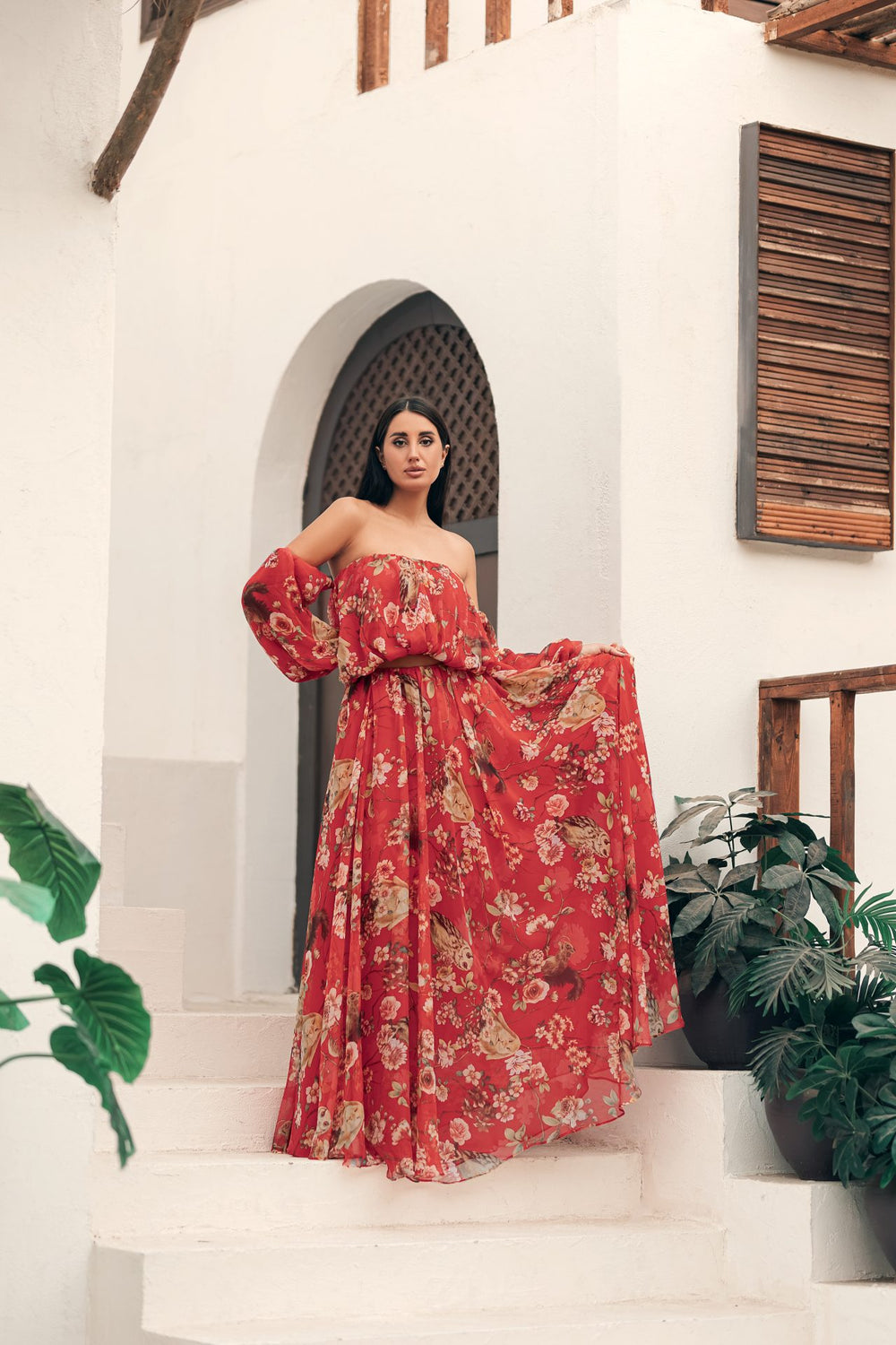 طقم من قطعتين تنورة وقميص بأكمام