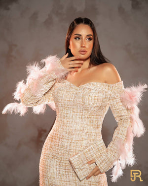 فستان من التويد باللون الوردي