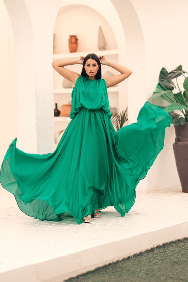 فستان حريري طويل باللون الأخضر