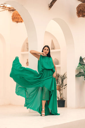 فستان حريري طويل باللون الأخضر