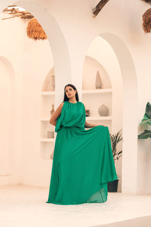 فستان حريري طويل باللون الأخضر