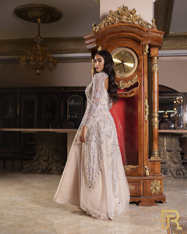 فستان طويل مطرز باللون البيج