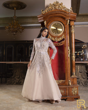 فستان طويل مطرز باللون البيج