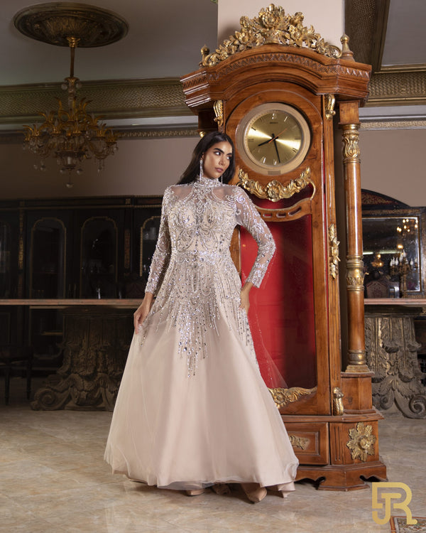 فستان طويل مطرز باللون البيج