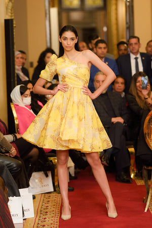 فستان سهرة قصير باللون الأصفر بكتف واحد