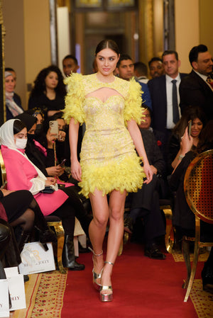 فستان سهرة أصفر قصير بأكمام من الريش