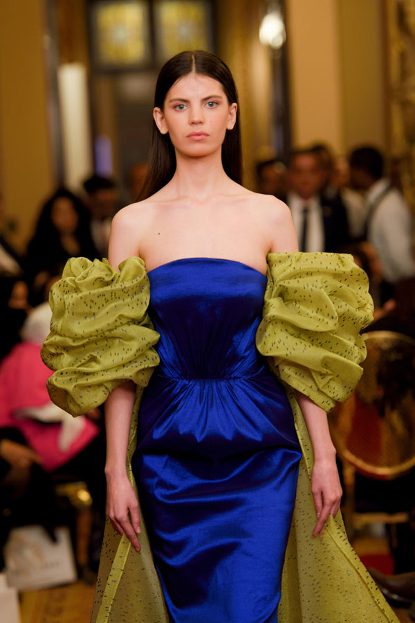 فستان أزرق بأكمام من التفتا