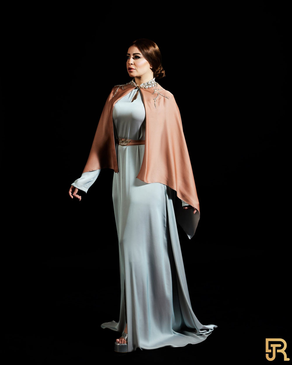 فستان رمادي بحزام مع قبعة مطرزة باللون البني