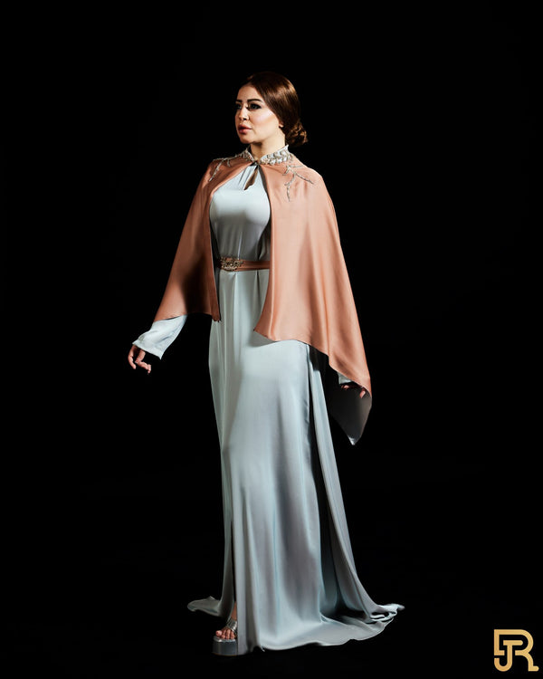 فستان رمادي بحزام مع قبعة مطرزة باللون البني