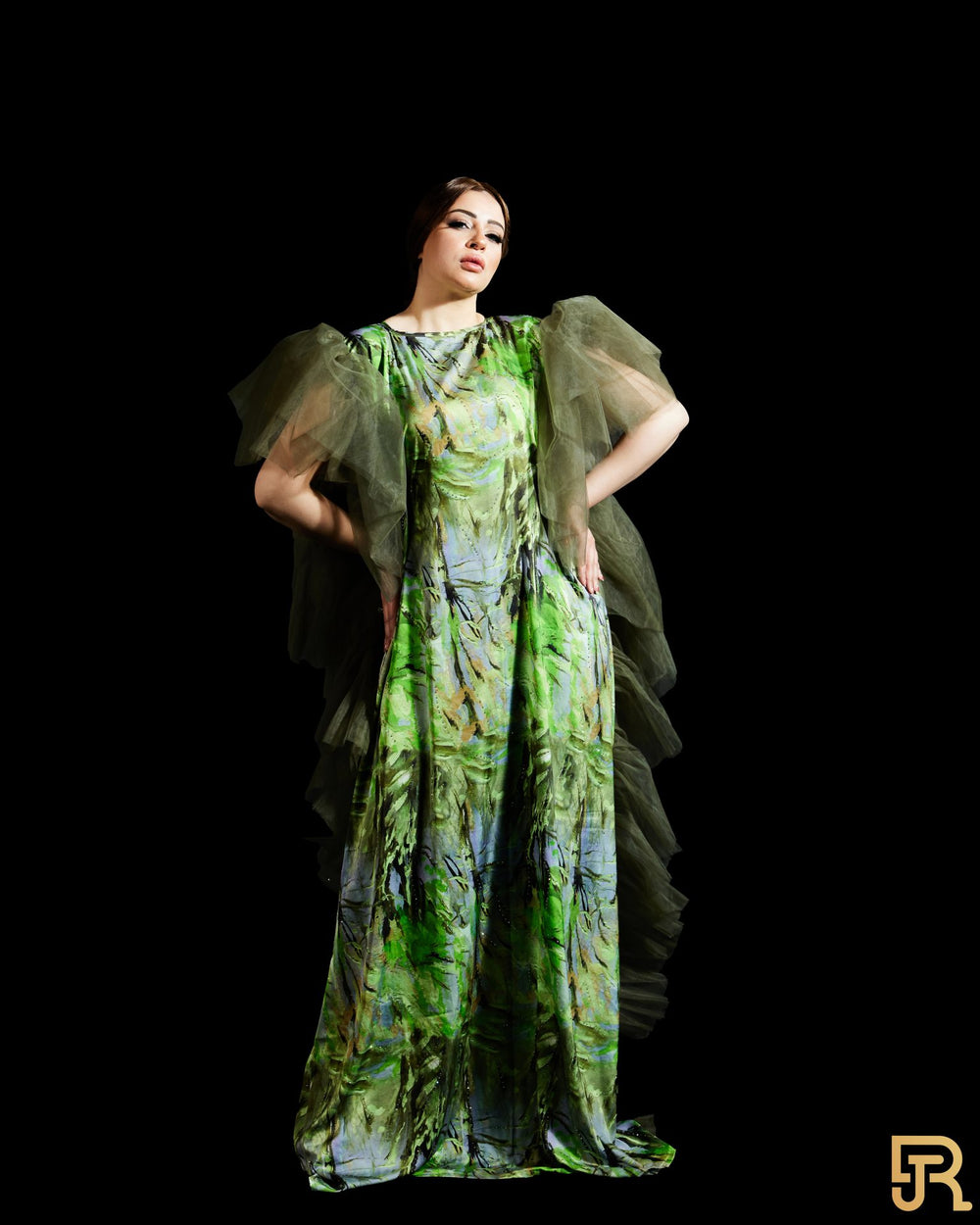 فستان حريري أخضر مع تول