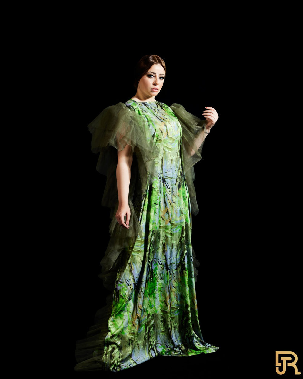 فستان حريري أخضر مع تول