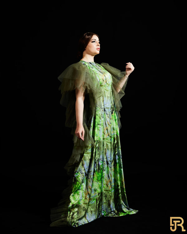 فستان حريري أخضر مع تول