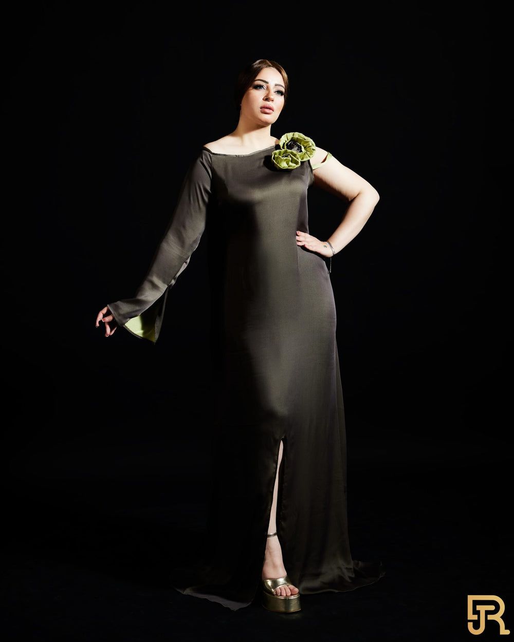 فستان حريري باللون الأخضر المصفر الداكن