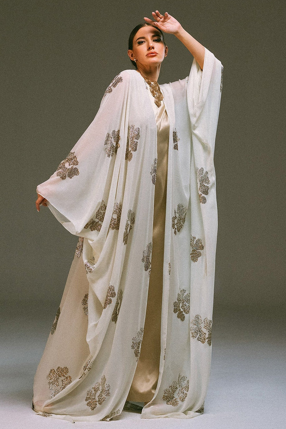 عباية بيضاء مع بطانة داخلية