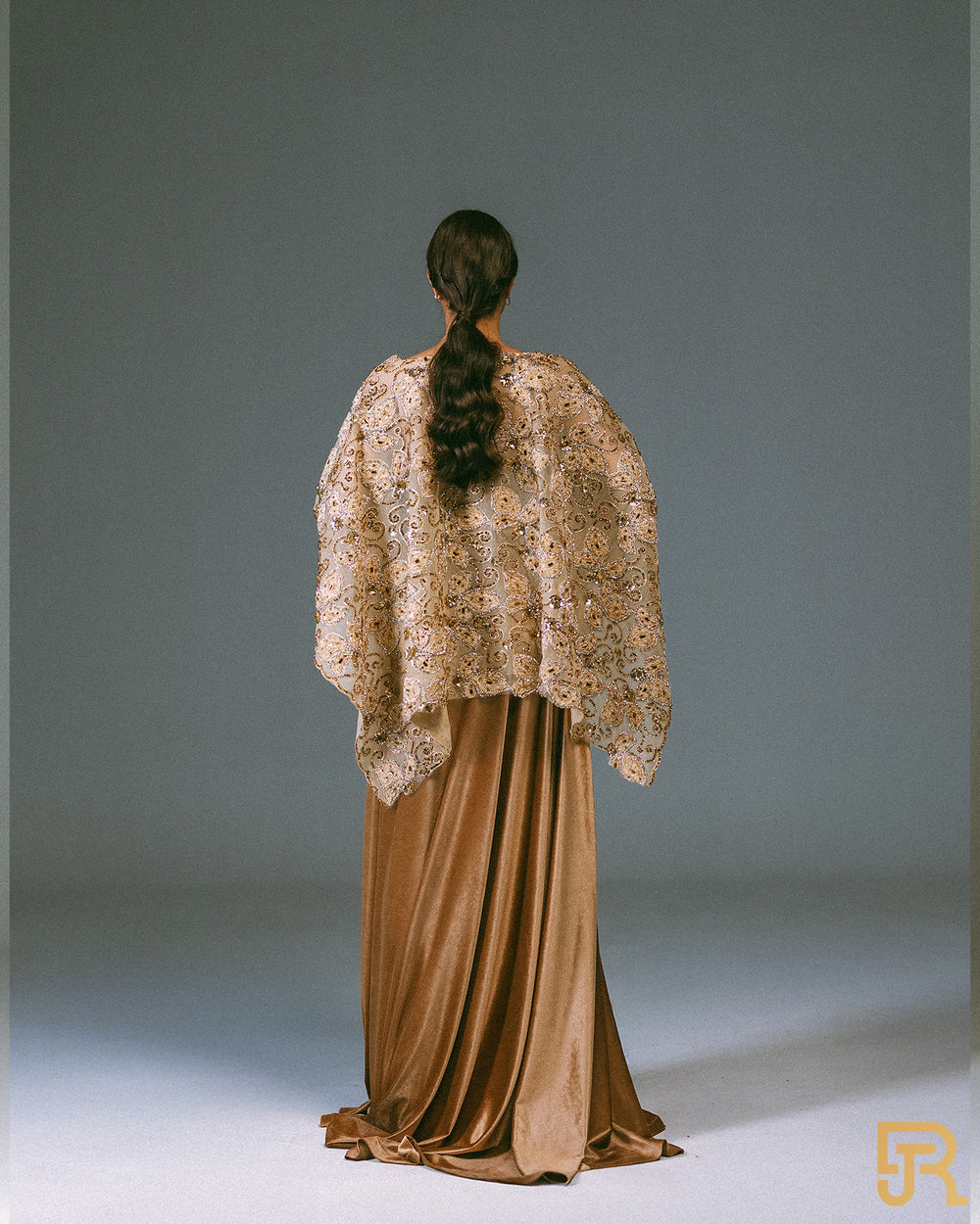 فستان مخملي مع قبعة مطرزة، مقاس كبير فقط - A043