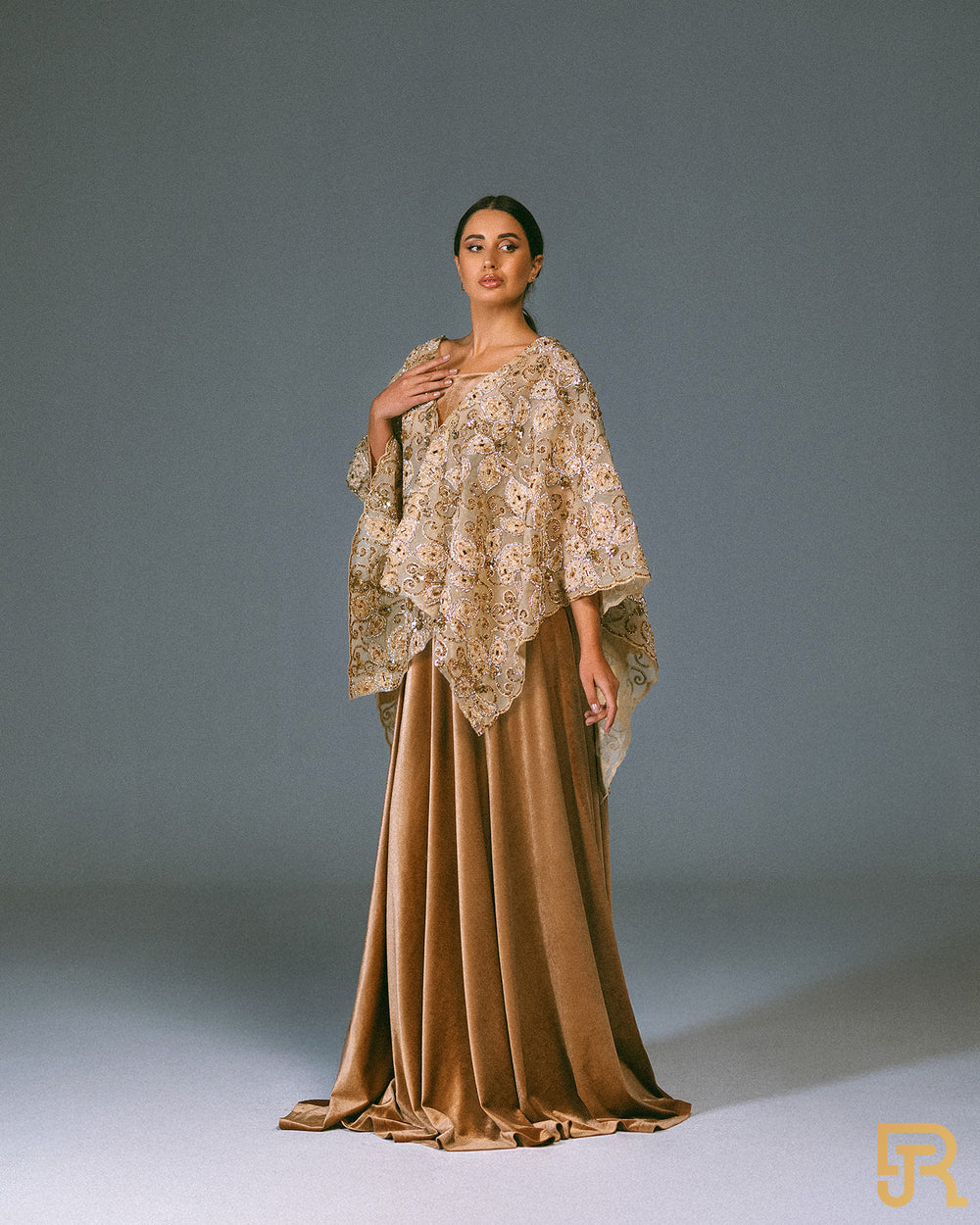 فستان مخملي مع قبعة مطرزة، مقاس كبير فقط - A043