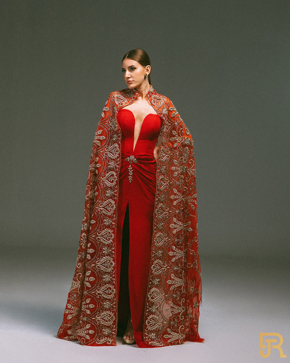 قفطان أحمر مطرز بالذهب مع فستان بفتحة عالية (قطعتين)