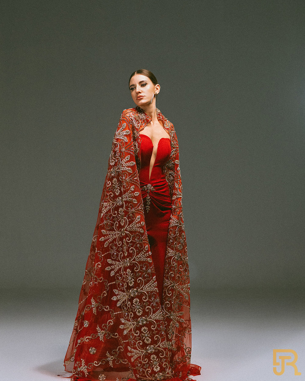 قفطان أحمر مطرز بالذهب مع فستان بفتحة عالية (قطعتين)