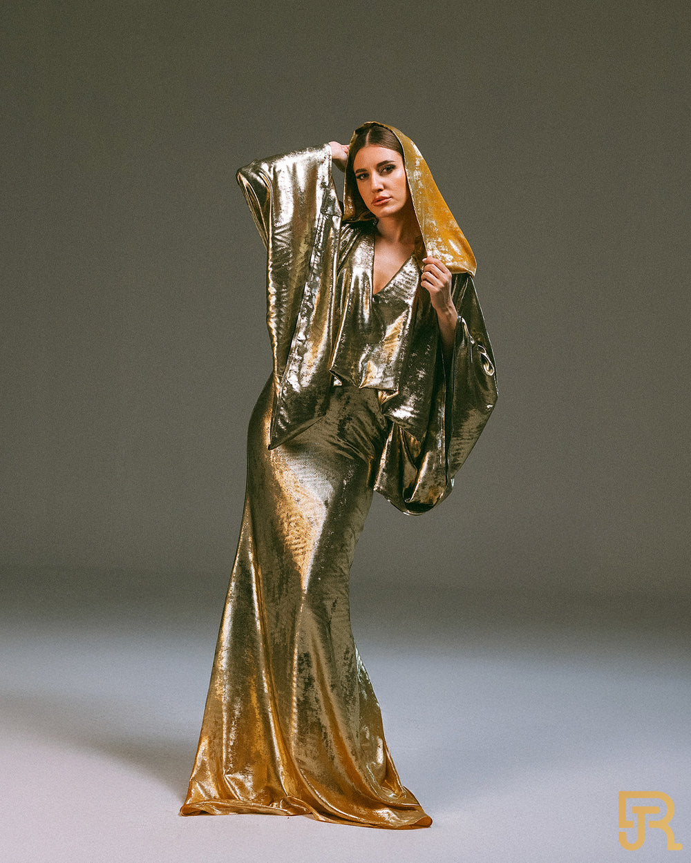 فستان ذهبي مع كابيتشو، متوفر بمقاسات صغيرة ومتوسطة فقط - A037